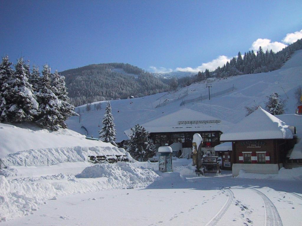Gaestehaus Sagmeister Acomodação com café da manhã Bad Kleinkirchheim Exterior foto